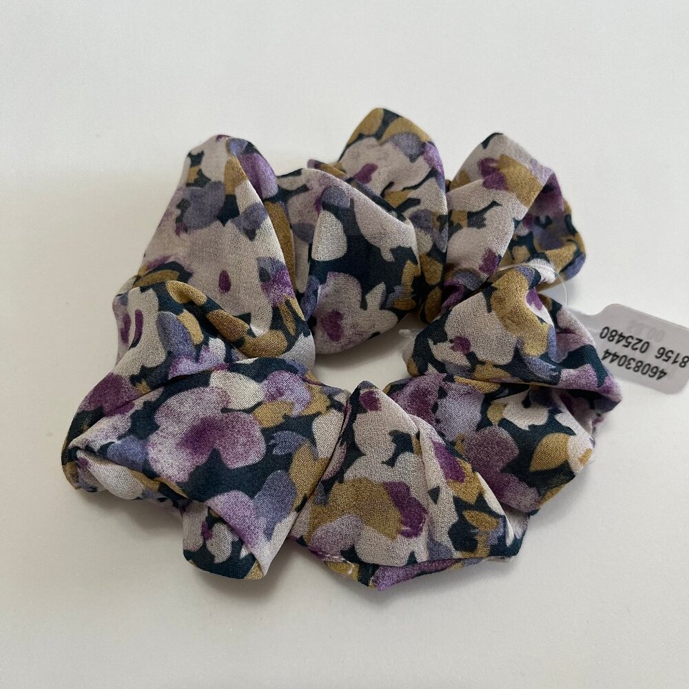 TAKEN🚫 FREE GIFT  Free People Floral Hair Scrunchie - Picture 2 of 3